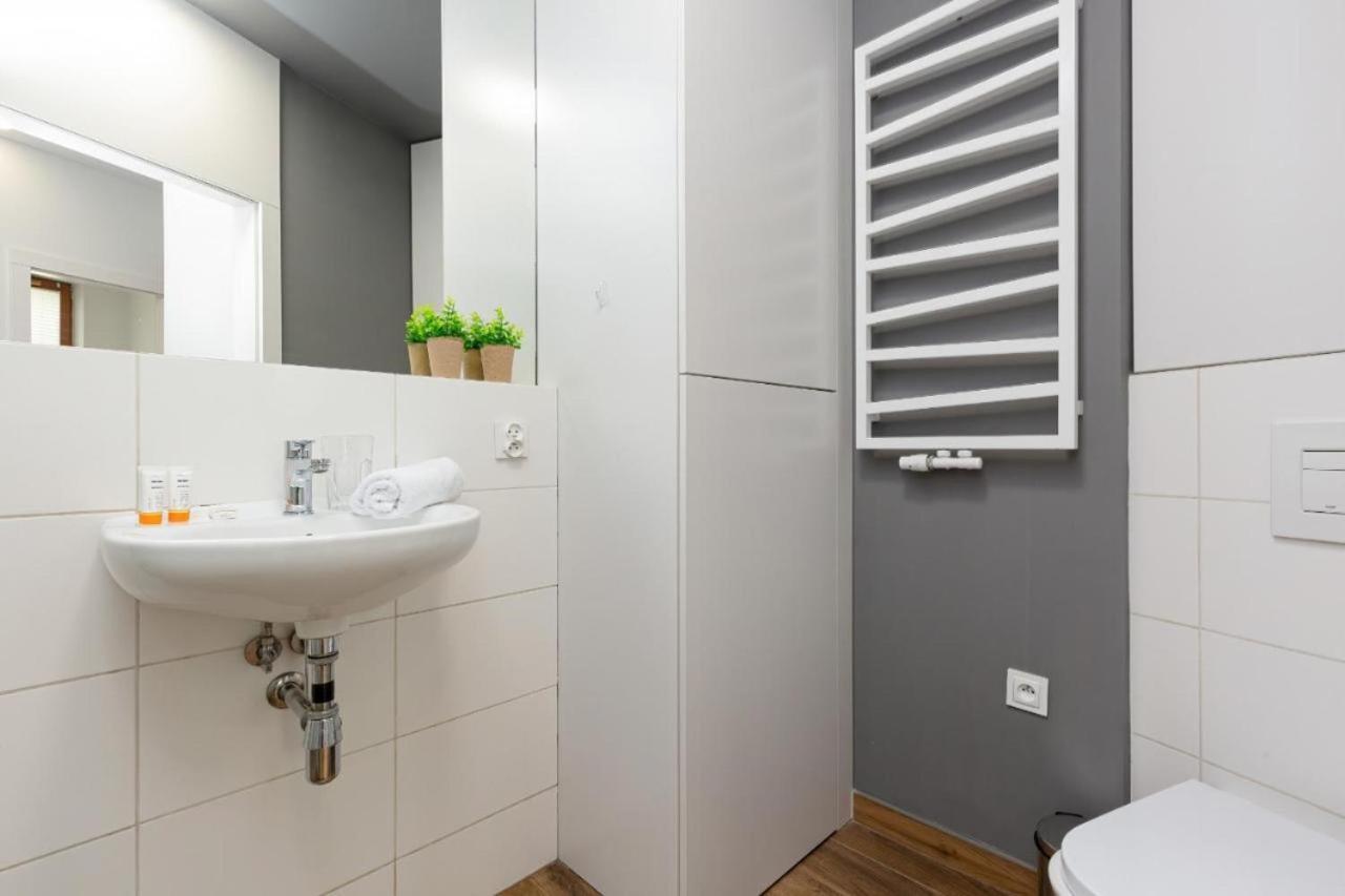 Modern Apartment With Pool Near Golden Terraces Varşova Dış mekan fotoğraf